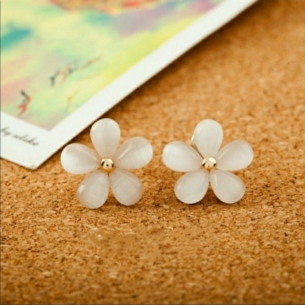 🌼🌼 NEW DAISY Flower Stud Earrings - Picture 3 of 7